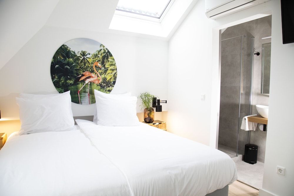 Double Room (N° 3)