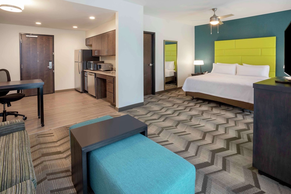 Studio, 1 King Bed, Accessible, Bathtub photo 2
