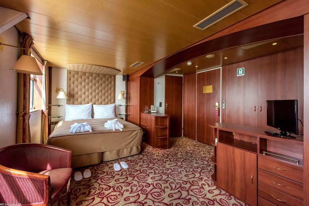 Business Suite, 2 Bathrooms, City View photo 2