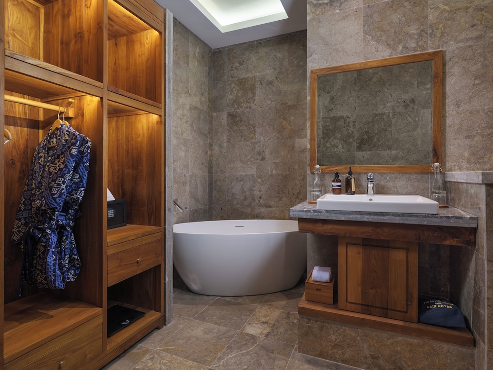 Deluxe Suite Room thumbnail 6