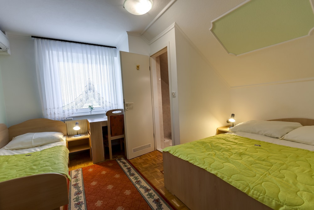 Economy Double or Twin Room, Garden View photo 1