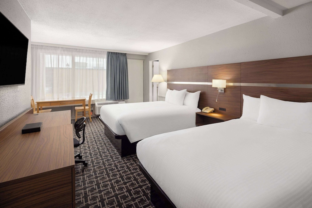 Suite, Non Smoking, Kitchenette (3 Queen Beds) - Photo 1