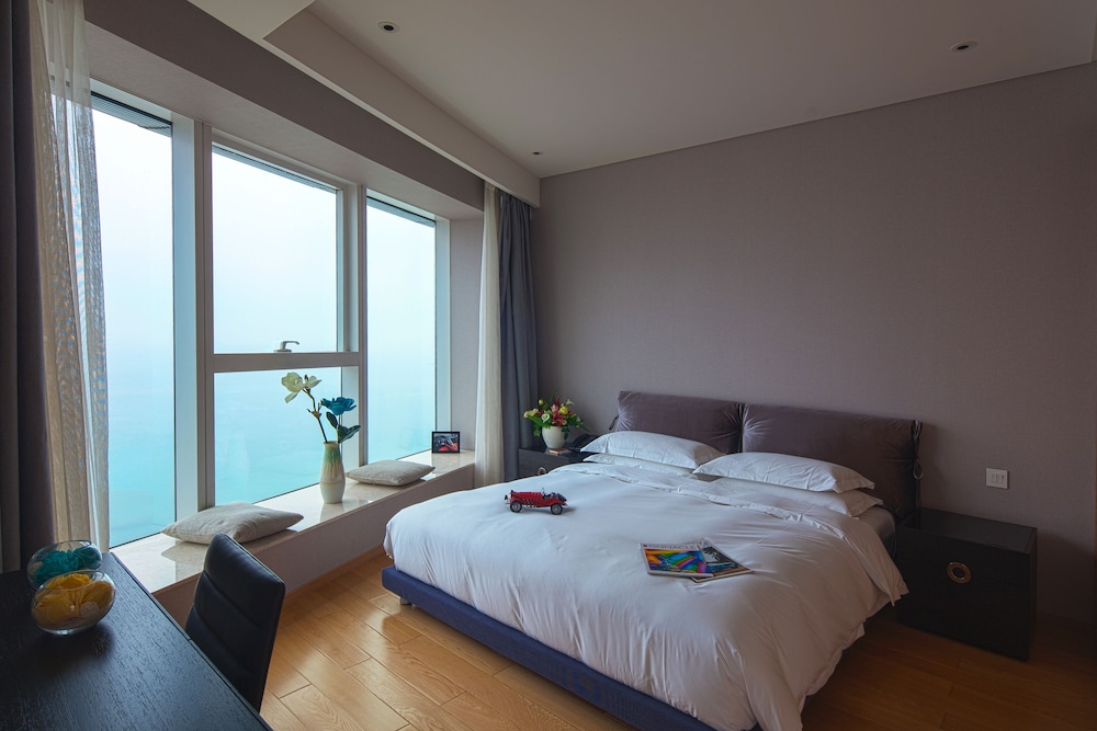 Deluxe Mountain Sea View Suite