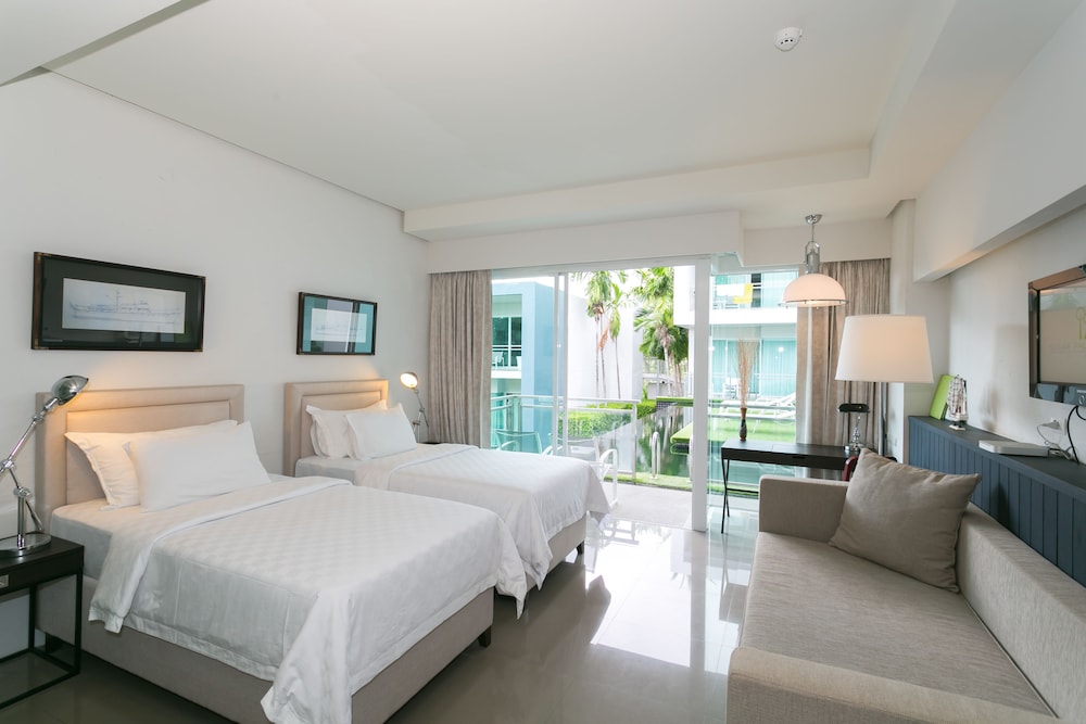 Grand Double or Twin Room, 1 Double or 2 Twin Beds, Pool Access, Pool View photo 1