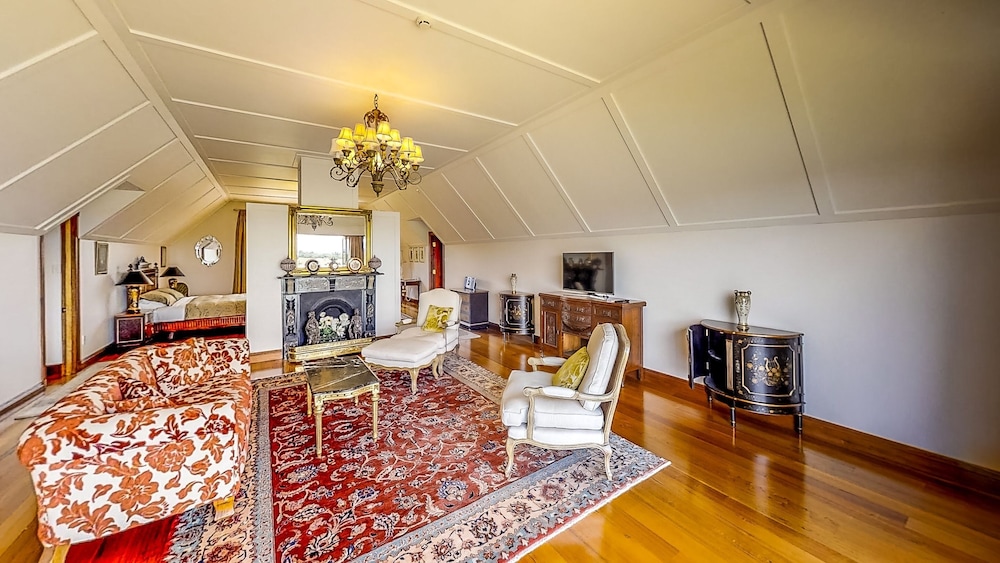 Versace Suite photo 1