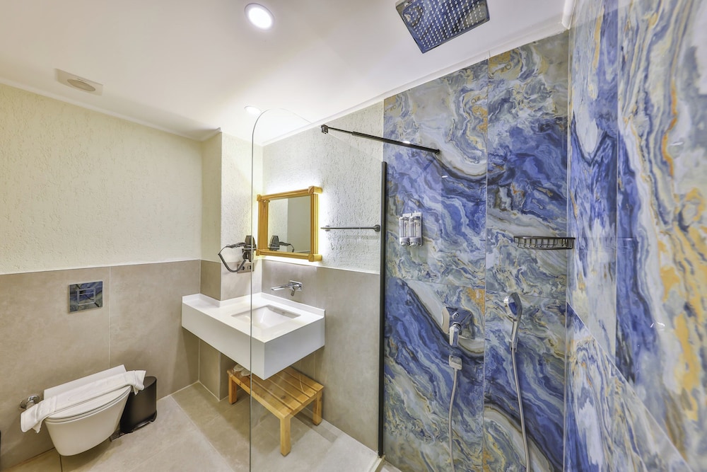 Deluxe Room with Sea View and Jacuzzi - Photo 8