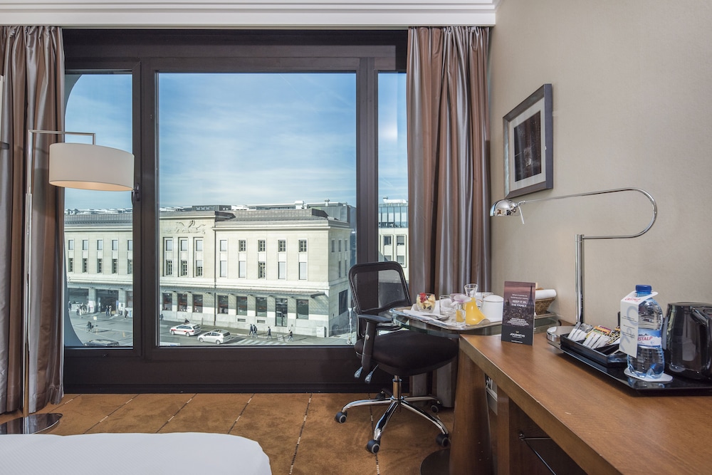 Available room thumbnail 6