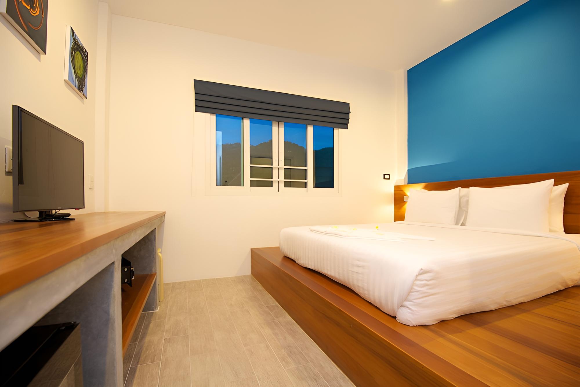 Standard Room, 1 King Bed photo 3