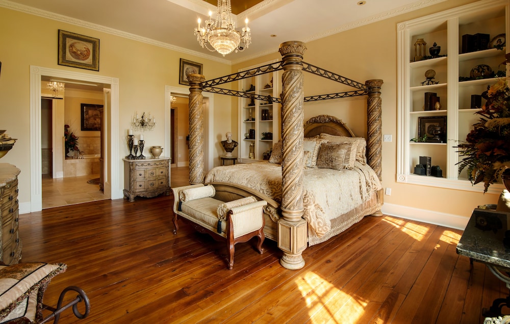 Mansion - Honeymoon Room photo 3