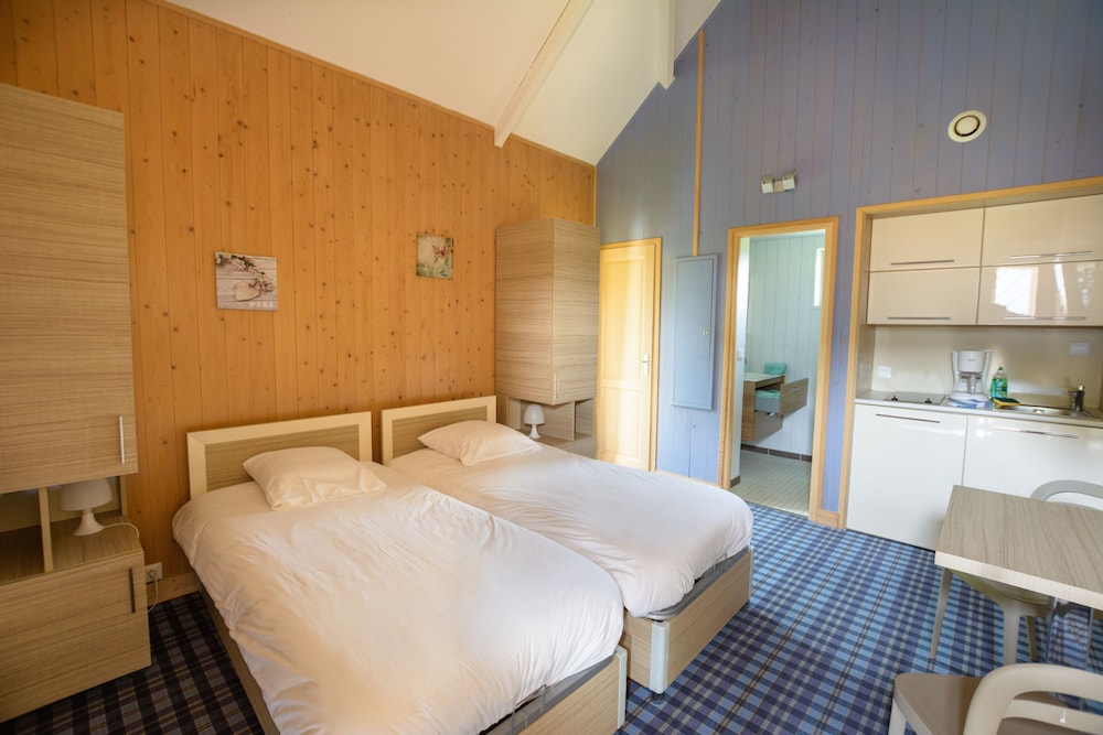 Quadruple Room, Refrigerator & Microwave photo 2