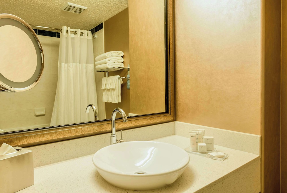 Premium Room, Multiple Beds, Non Smoking - Photo 4