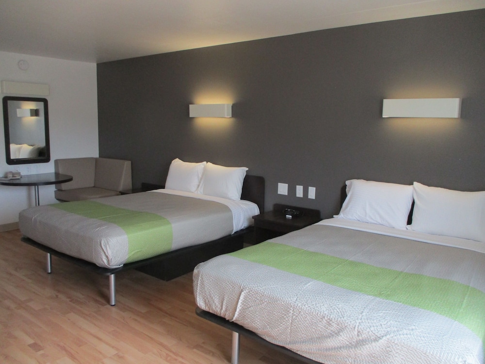 Deluxe Suite, 2 Queen Beds, Non Smoking photo 2