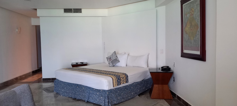 Two Bedroom Ocean View with Pool - Photo 5