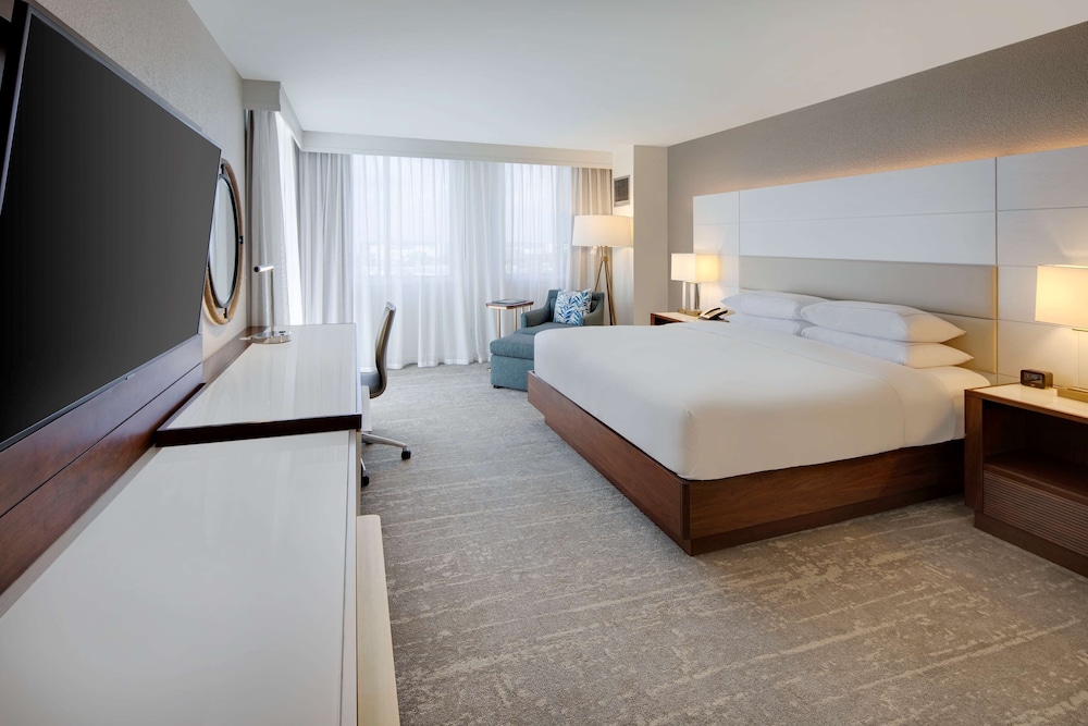 Deluxe Room, 1 King Bed, Non Smoking, Balcony photo 3