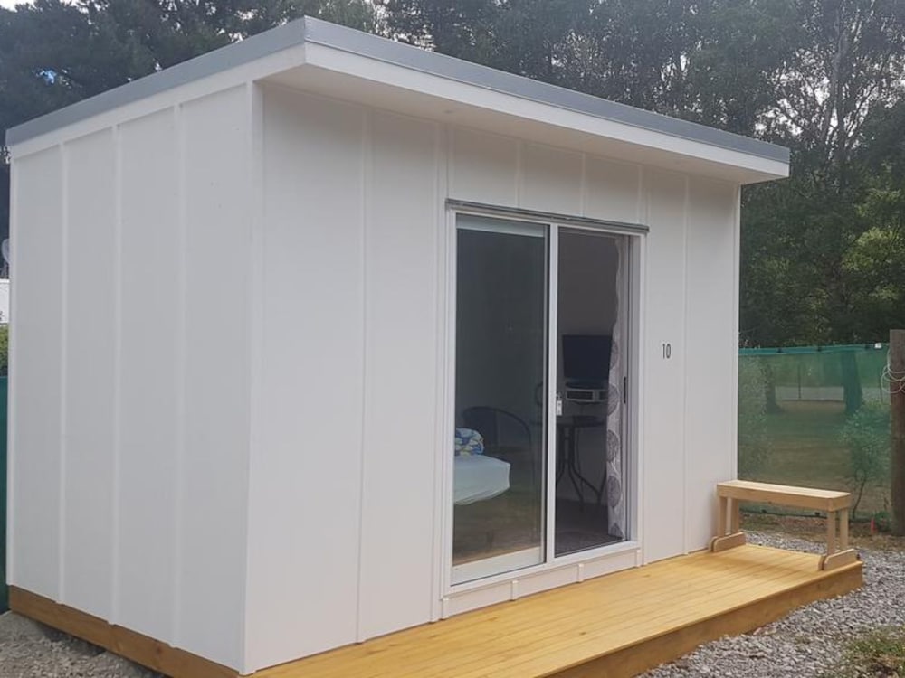 Standard Cabin, 1 Queen Bed (Shared Bathroom) photo 2