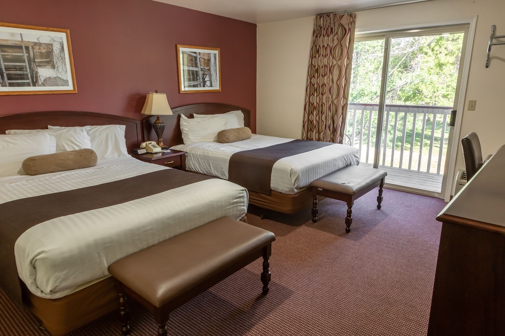 Deluxe Room, 2 Queen Beds,  Tubing Package photo 3