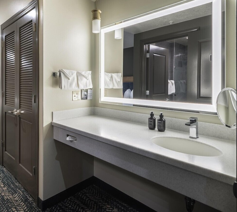 Junior Suite, One Bedroom, 2 Queen Beds - Photo 4