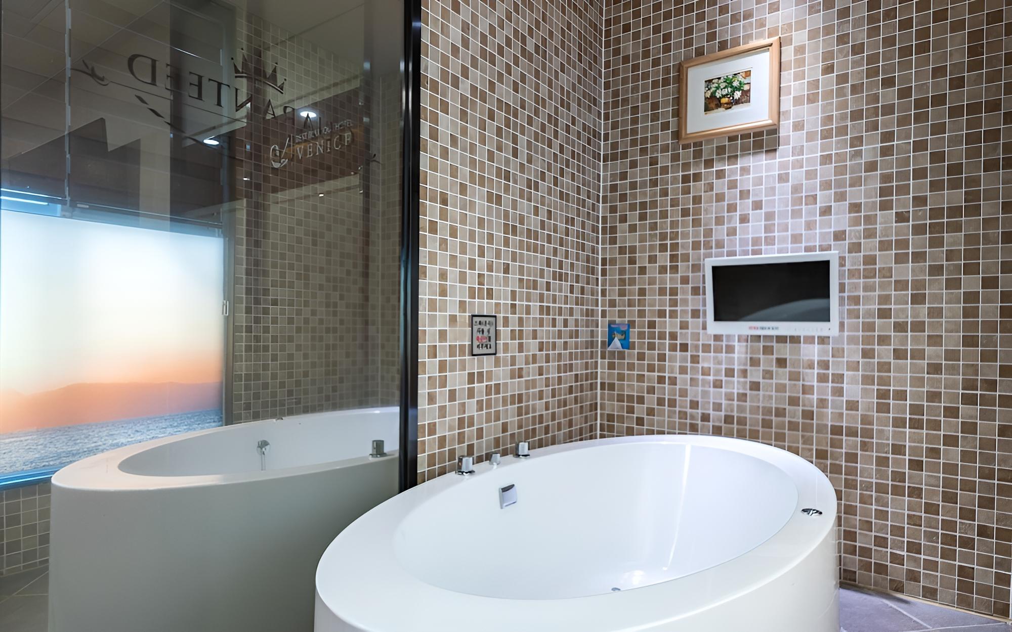 Room (VIP (Spa Terrace Netflix Available Hi) photo 2