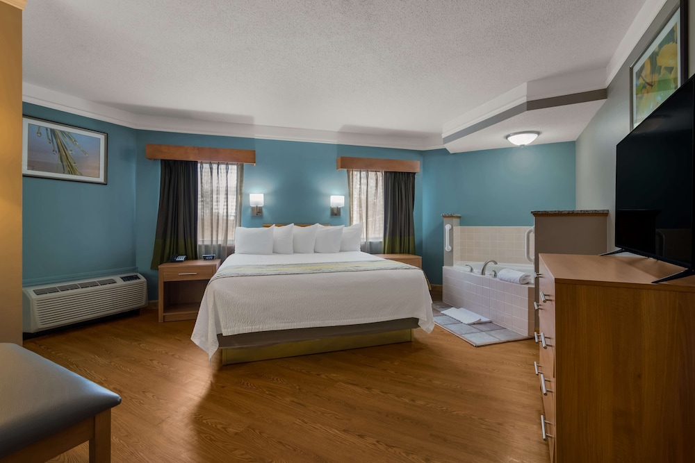 Suite, 1 King Bed, Non Smoking, Jetted Tub - Photo 6