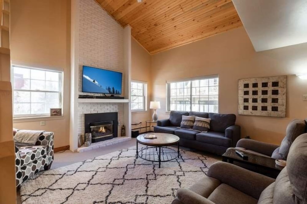Condo, 2 Bedrooms
