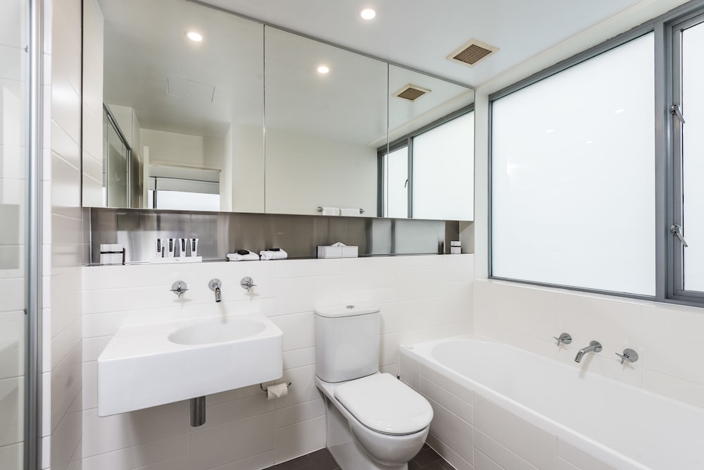 Three Bedroom Sub-Penthouse - Photo 2