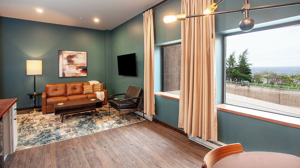 Suite, 1 Queen Bed with Sofa bed, Lake View photo 2