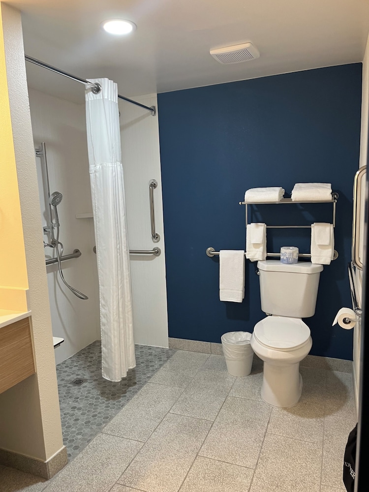 Room, 1 Queen Bed, Accessible (Mobility & Hearing) - Photo 3