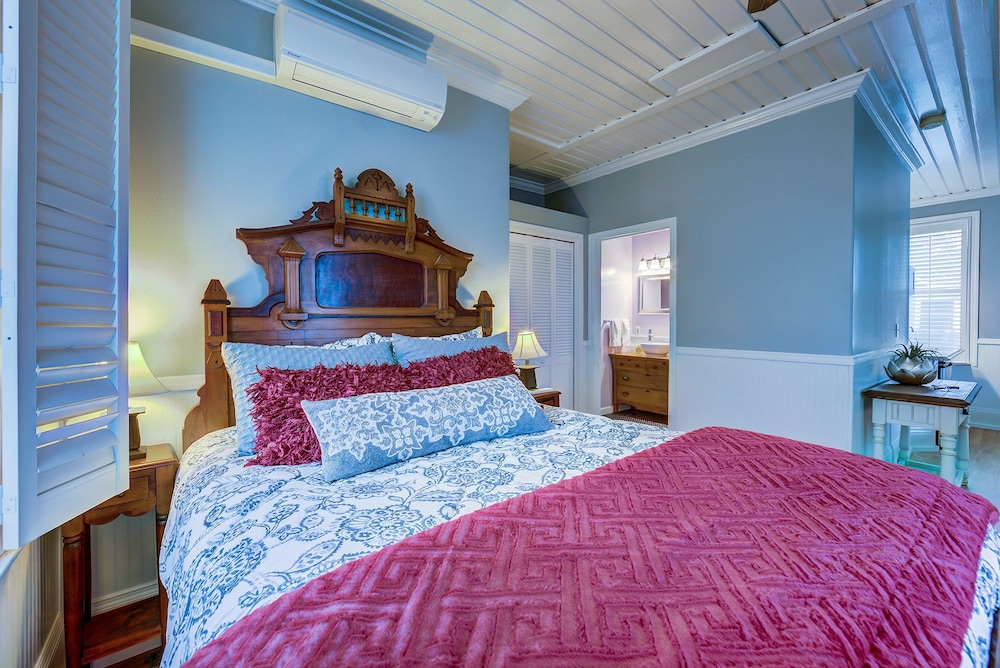 Luxury Suite, 1 Queen Bed, Jetted Tub