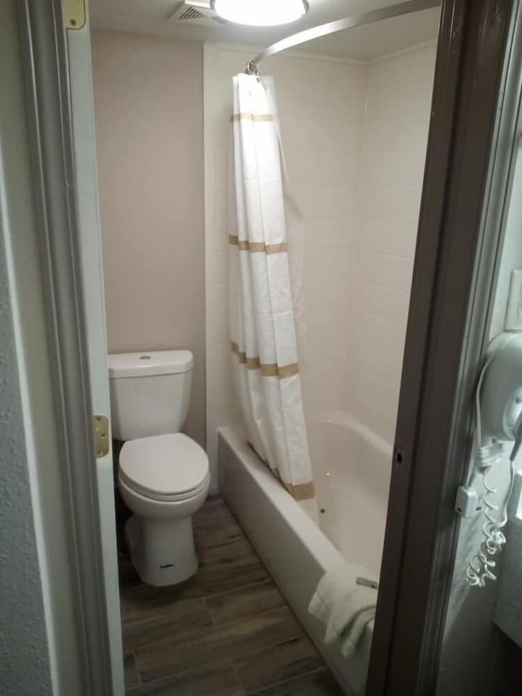 Standard Room, 1 King Bed, Smoking, Refrigerator & Microwave - Photo 11