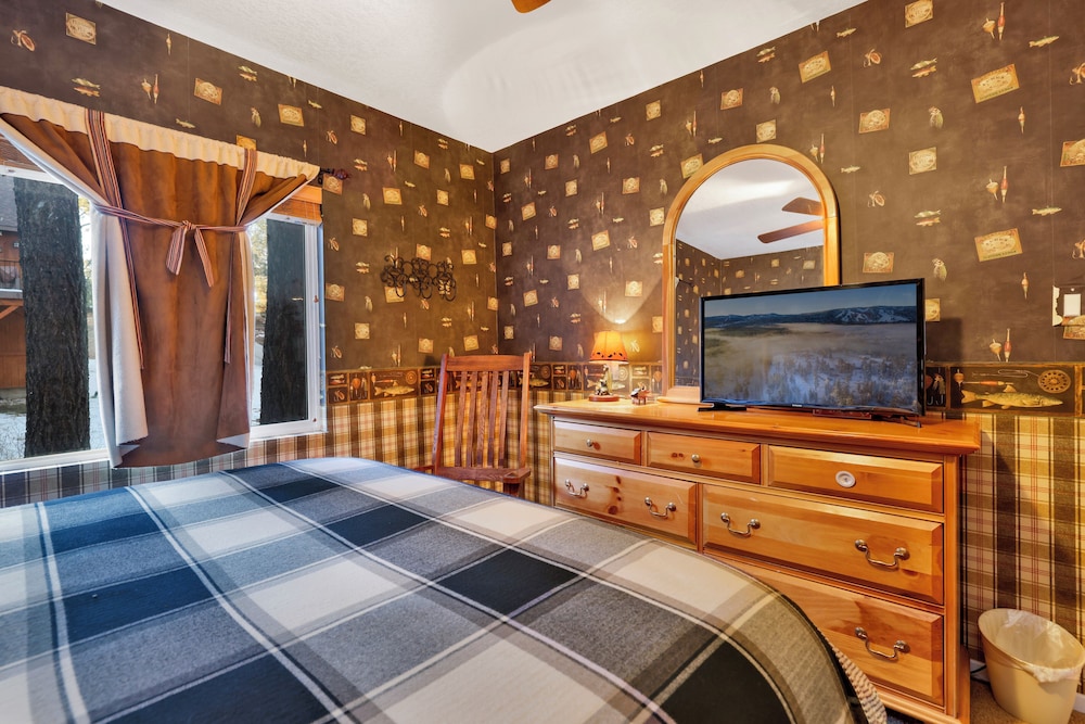 Cabin, Multiple Beds, Hot Tub, Mountain View (2421) photo 2
