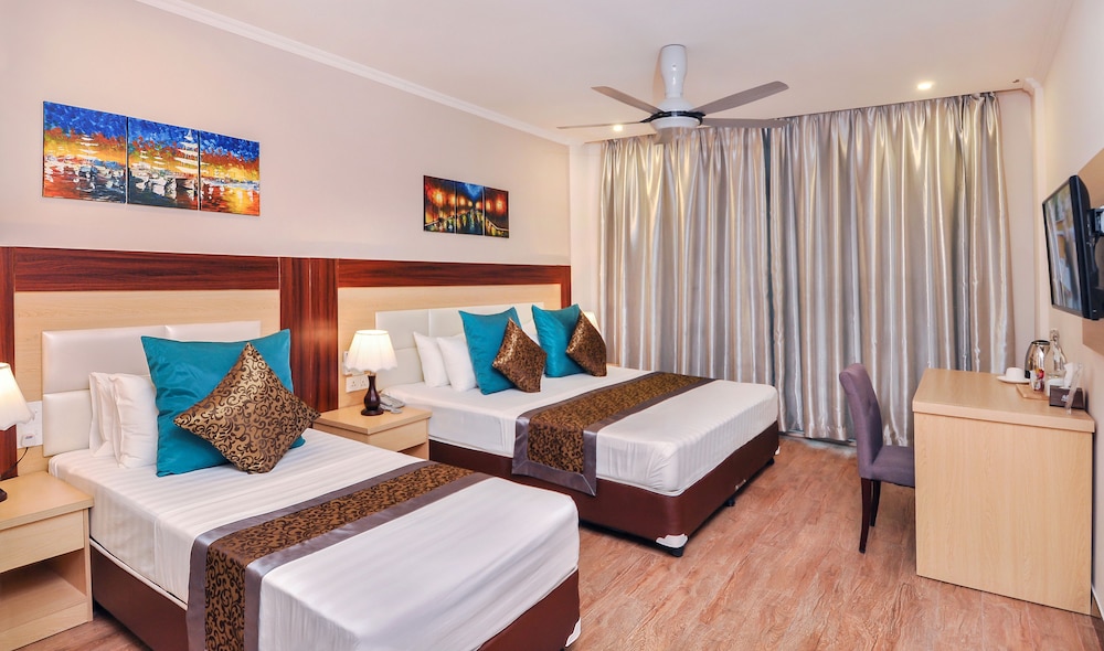 Deluxe Family Room with Island View photo 1