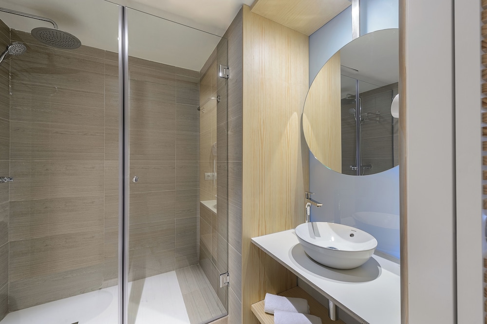 Twin Room (Occupancy 3) - Photo 2