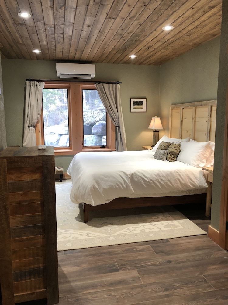 Deluxe Single Room, 1 King Bed, Ensuite, Mountain View photo 1