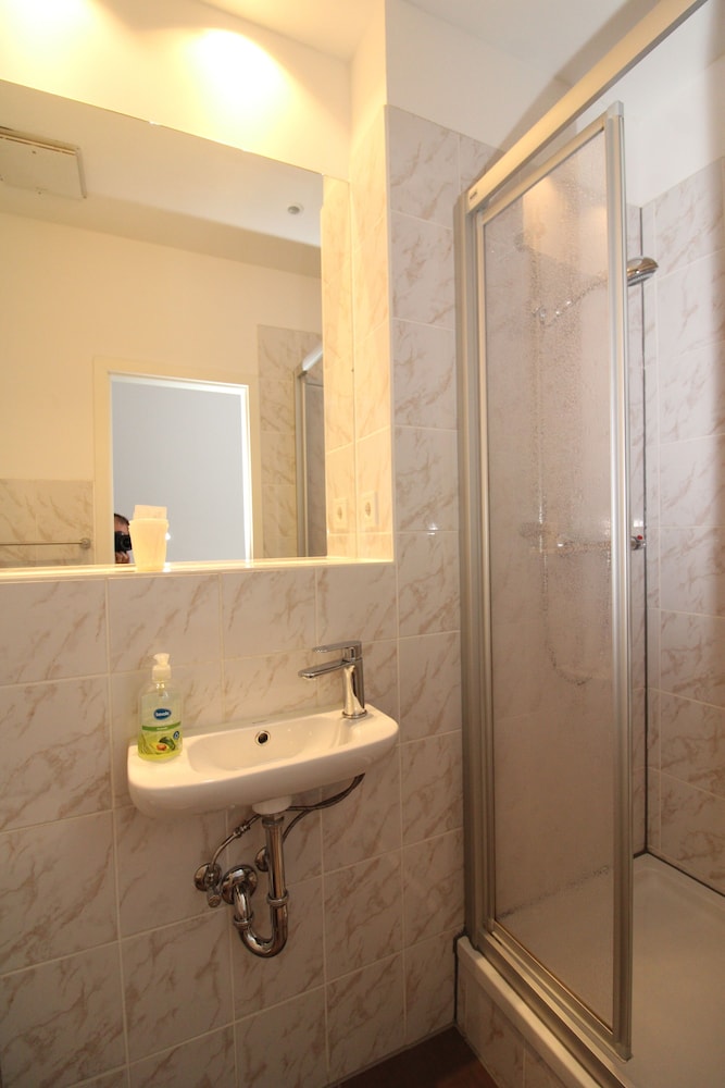 Basic Double Room, Non Smoking - Photo 2