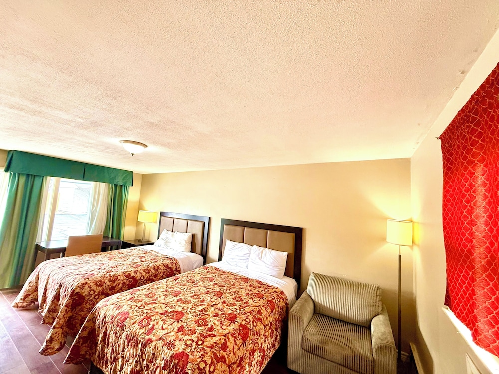 Standard Single Room, 2 Queen Beds, Smoking, Refrigerator & Microwave photo 1