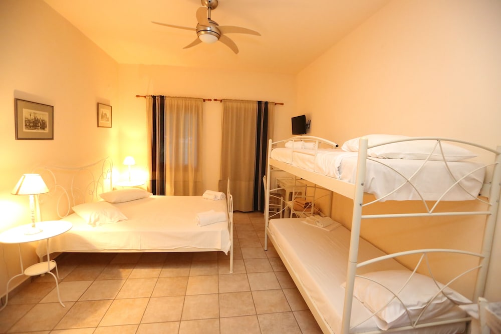 Basic Studio, 1 Bedroom, Hot Tub, Garden View (4 Adults) photo 3