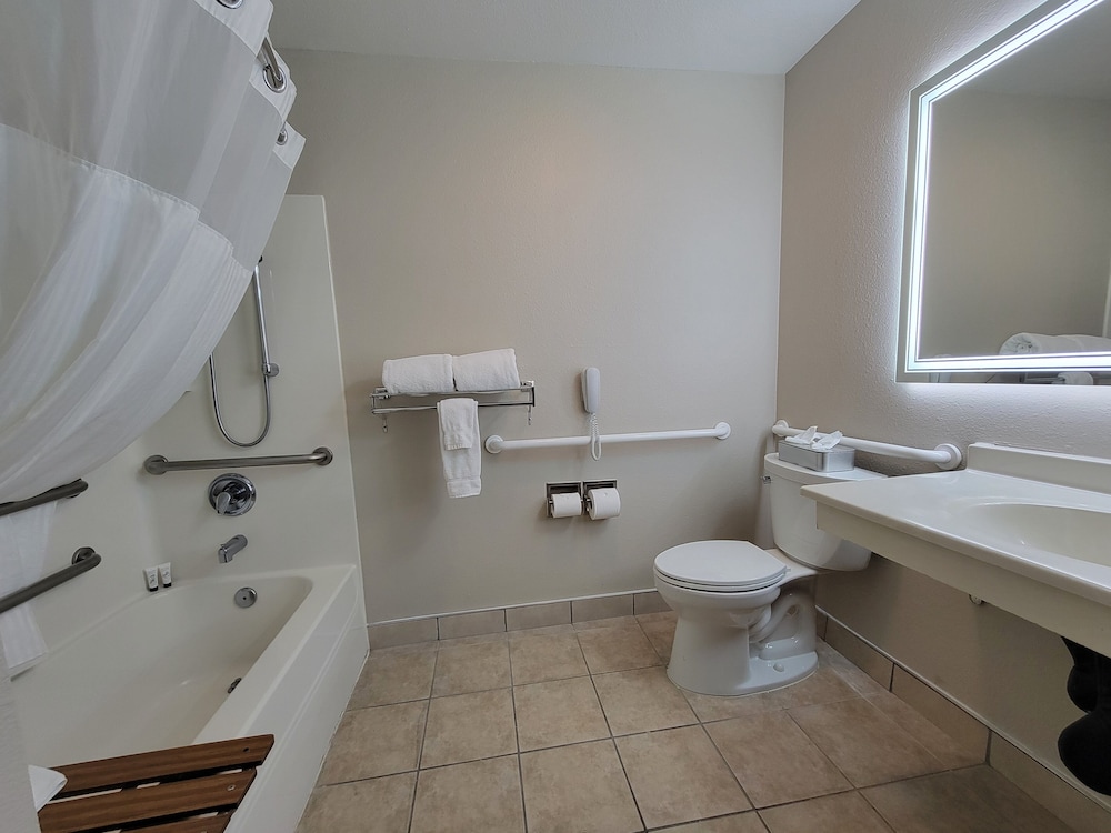 Room, Multiple Beds, Non Smoking - Photo 6