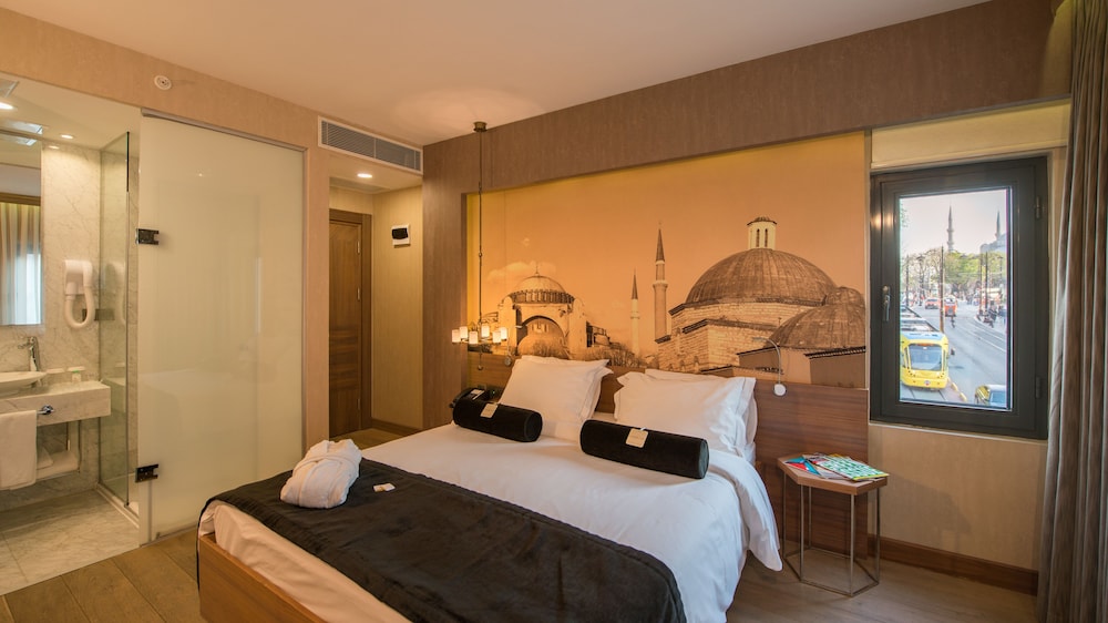 Superior Twin Room thumbnail 5