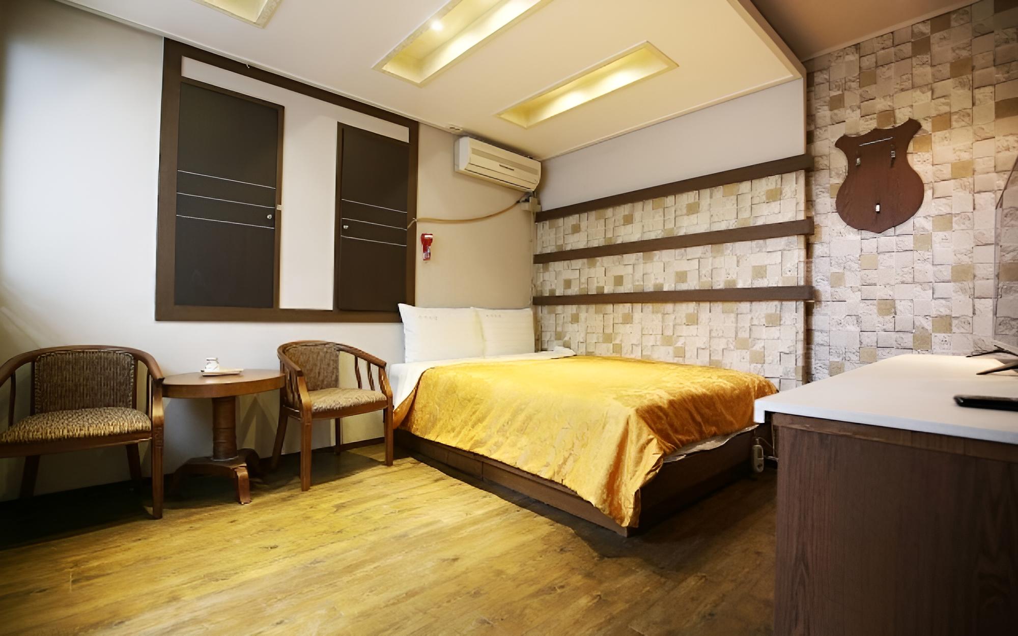 Room (Standard Room) - Photo 2
