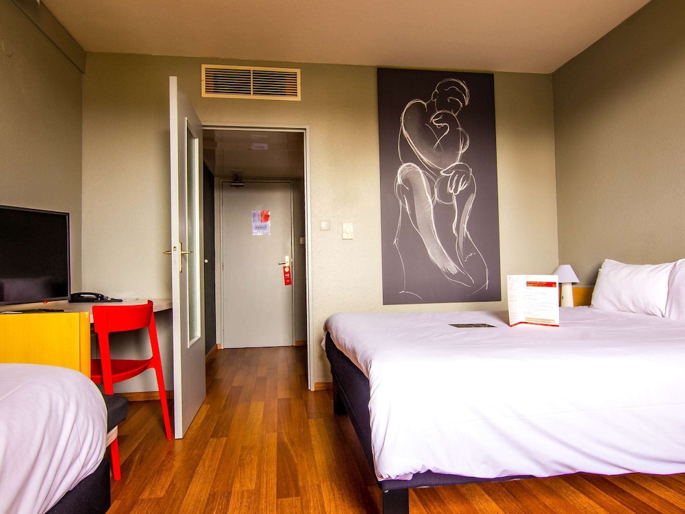 Standard Room, Multiple Beds photo 3