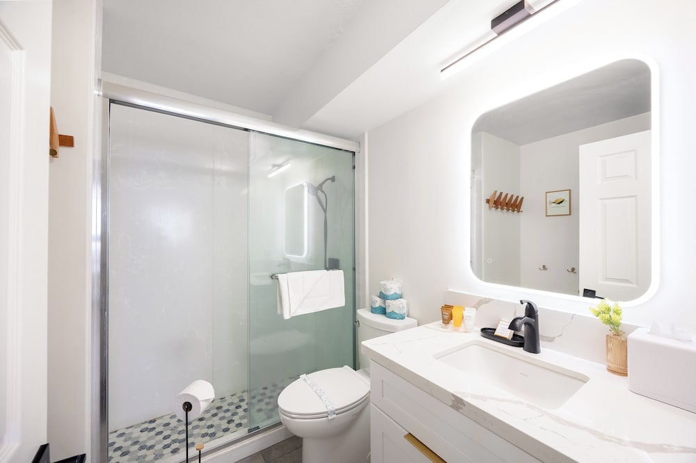Ocean View 1BR at Ilikai Marina: Apartment, 1 Bedroom, Ocean View (0187) photo