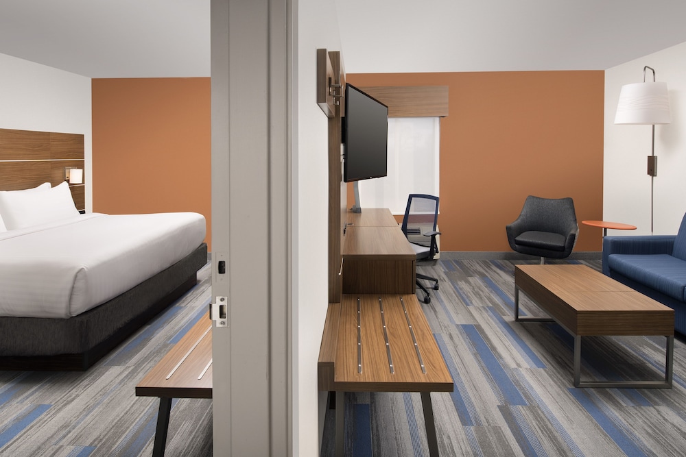 Suite, 1 King Bed, Accessible (Roll-In Shower) - Photo 3