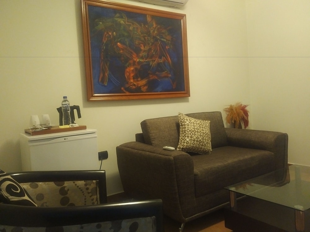 Family Room, 1 Bedroom - Photo 3