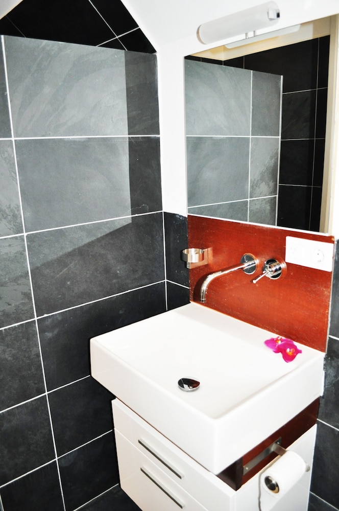 One Bedroom Apartment - Photo 2