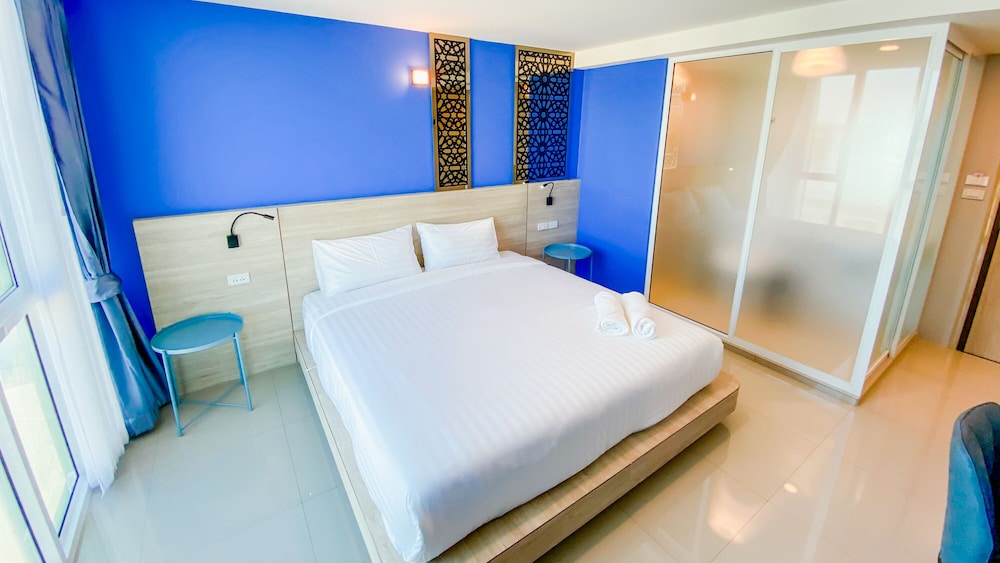 Standard King Bed - Photo 1