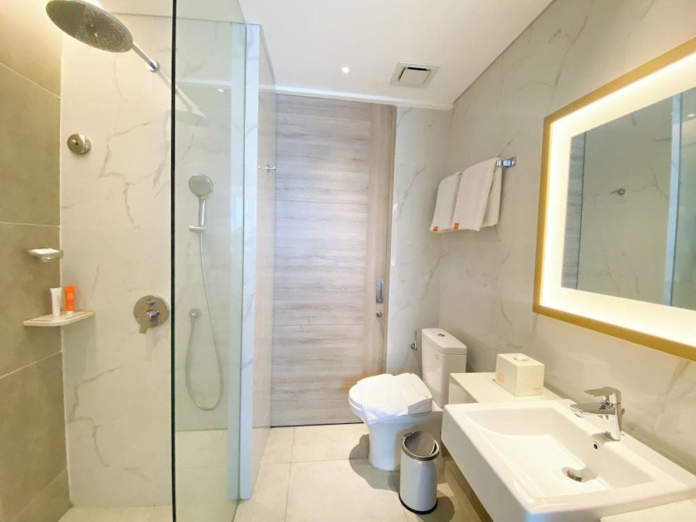 Suite, 2 Bedrooms - Photo 2