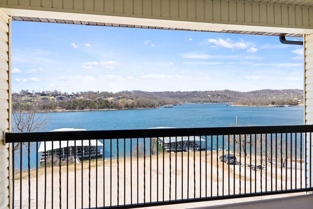 2 - BD Lakefront Deluxe Suite Unit 309