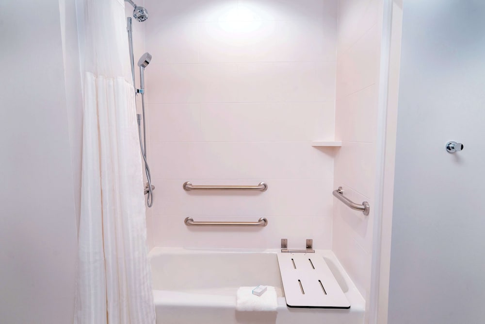 Room, 2 Queen Beds, Accessible, Bathtub (Hearing) - Photo 7