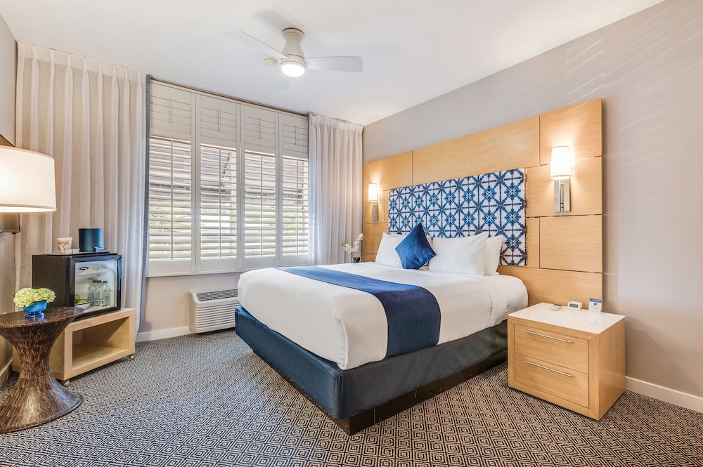 Deluxe Room, 1 King Bed - Photo 2