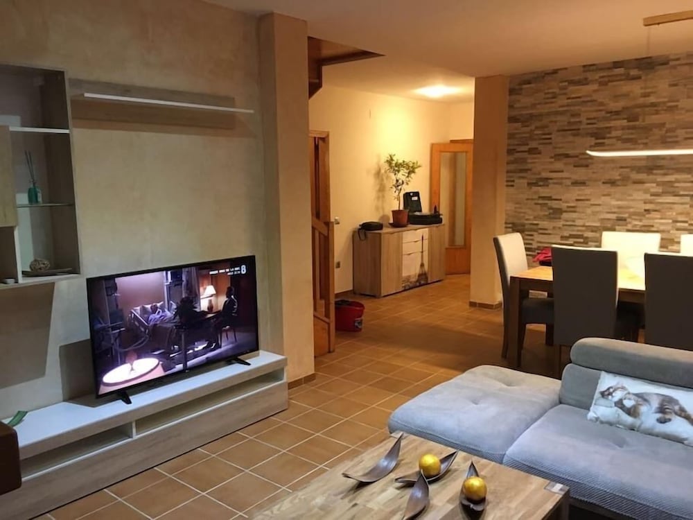 Casa Familiar, 4 Habitaciones, Piscina Privada, Vista al Parque